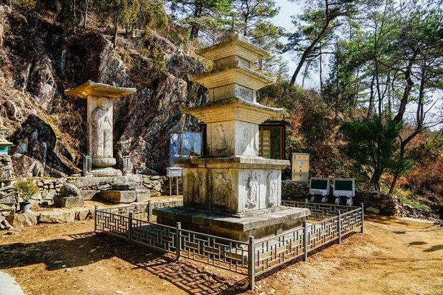 보물 금둔사지 삼층석탑과 석조불비상(천명귀 작가 2025)