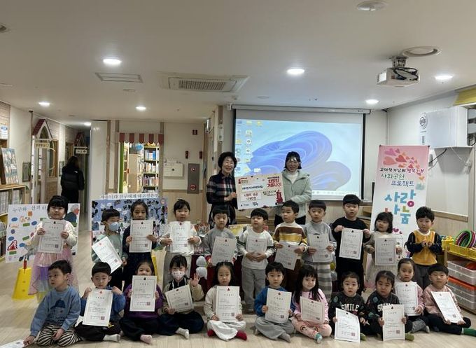 답십리1동 꼬마 작가들의 기부식 기념 촬영.