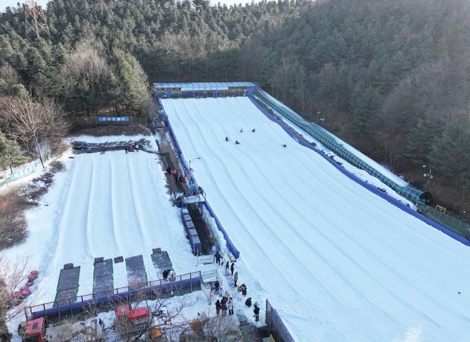 시민들이 안산썰매장을 이용하고 있다.(사진=안산도시공사 제공
