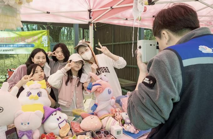 지난해 양천사랑복지재단 기부 후 폴라로이드 사진 남기는 모습