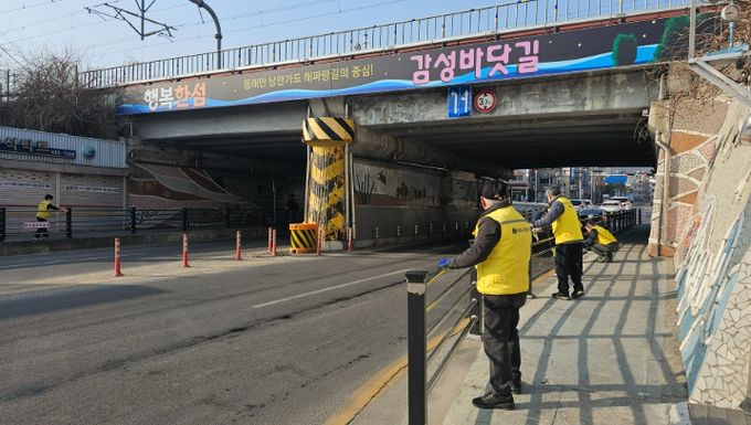묵호역 굴다리, 어르신 손길로 새 단장