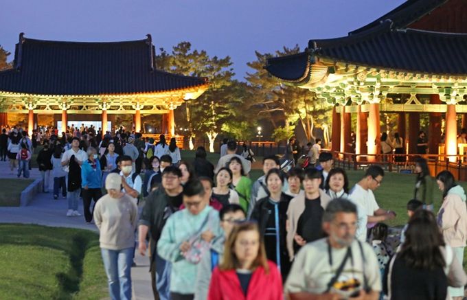 야간 조명 아래 관광객들로 붐비는 경주 동궁과 월지 일대.