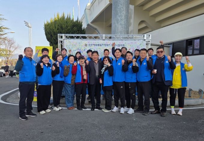 - 민주평통 밀양시협의회 회원들이 캠페인을 후 기념 촬영을 하고 있다.