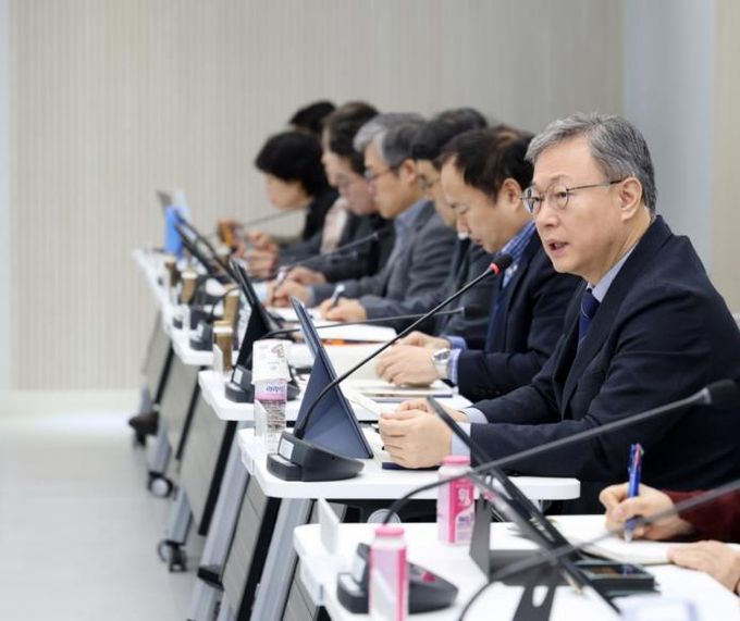 장인홍 구로구청장이 5급 이상 간부 공무원들에게 청렴문화 조성을 당부하고 있다.