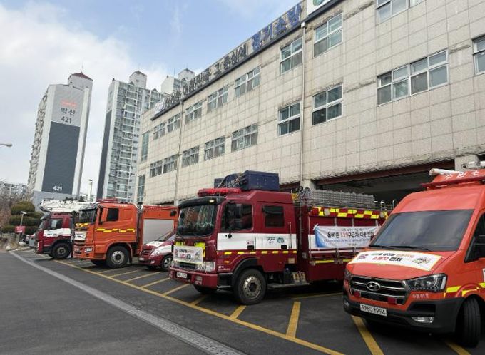 소방서에서 대기 중인 긴급차량.