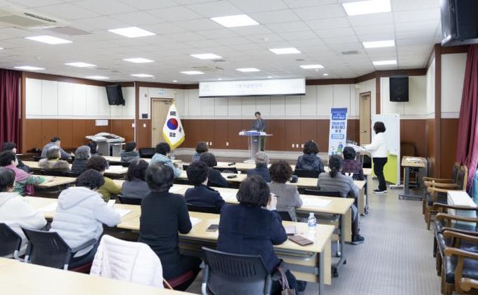 지난 20일, 청양군 농식품가공연구회 2026년 연시총회에서 김돈곤 군수가 인사말을 전하고 있다.