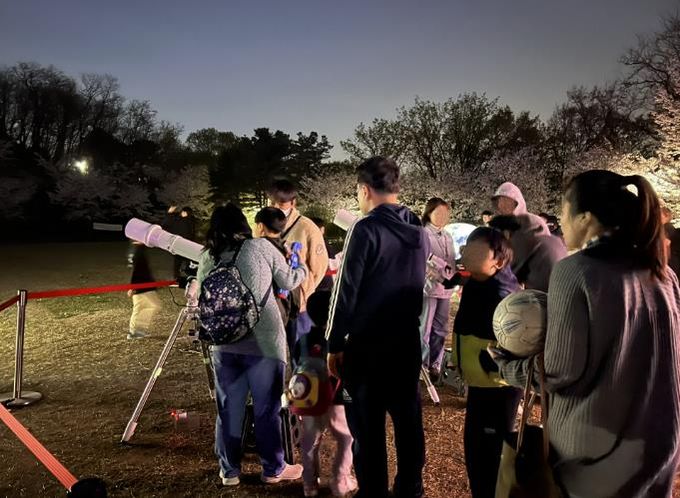 시민들이 천문 관측을 하고 있다.