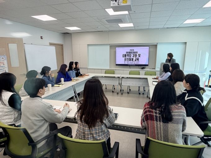 지난 10일 포항시가족센터 교육장에서 열린 ‘아이돌봄지원사업 종사자 소통 역량 강화 교육’에서 참석자들이 상담 실무 교육을 듣고 있다.