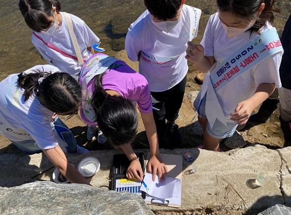 도봉구 지역 아이들이 환경 탐사활동을 하고 있다.