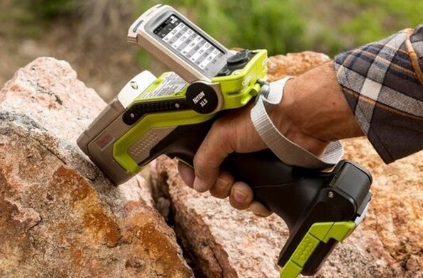 휴대용 형광 X-선 분석기(p-XRF) 사용 모습