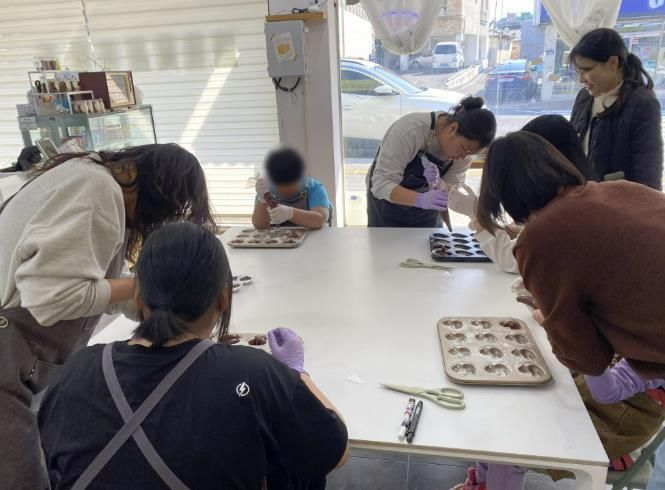 사례관리 대상가구 아동․청소년들이 베이킹 수업에 참여하고 있다.