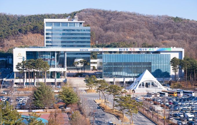 1. 천안시청 전경