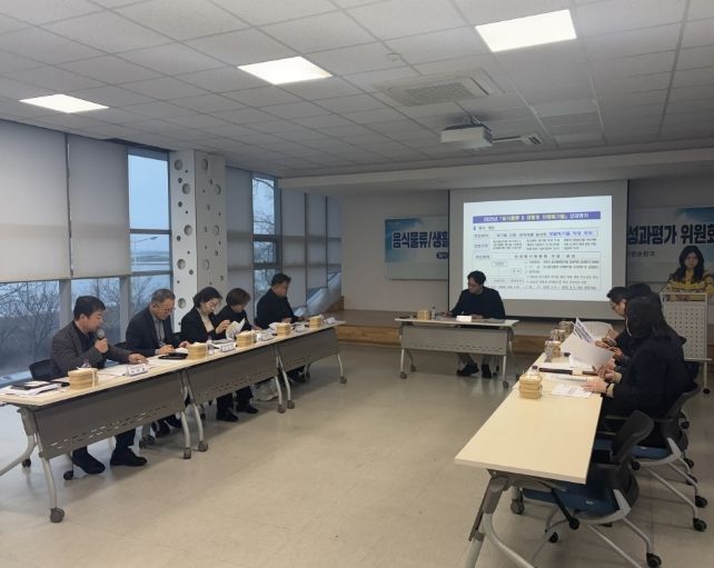 포항시는 지난 24일 형산강 수상레저타운 회의실에서 ‘2025년도 음식물류 폐기물 및 생활계 유해폐기물 발생 억제·처리계획 성과평가위원회’를 개최했다.
