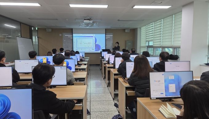 북구는 24일과 25일 평생학습관 IT룸에서 전문강사를 초청해 간부공무원 AI 활용 실습 교육을 운영, 실제 AI 프로그램을 활용한 실습을 진행했다.