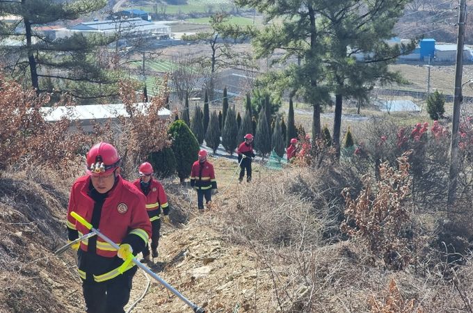 1. 산림재난대응단이 초동진화대응력을 높이기 위해 사전점검 및 훈련을 하고 있다.