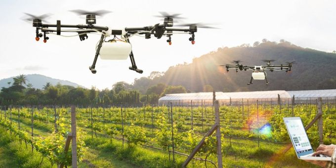 - 밀양시가 추진하는 ‘2050 미래농업’ 프로젝트가 그리는 첨단 스마트 농업의 미래상. 드론과 ICT 기술을 활용해 생산성을 극대화하는 데이터 기반 농업 현장을 시각화한 이미지(AI 생성).