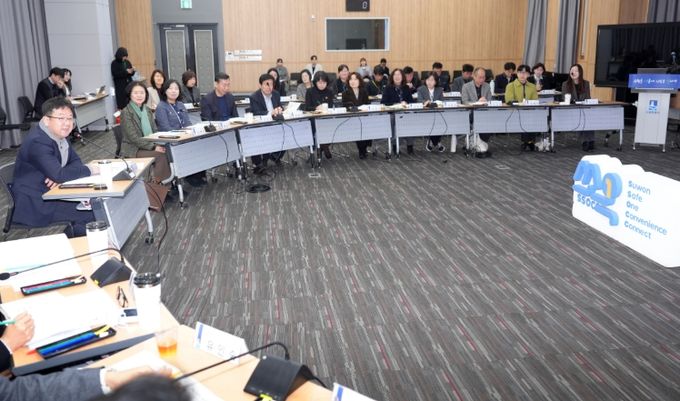 수원시가 ‘수원시 1인 가구 지원사업 부서 간담회-쏘옥(SsOcC)토크’를 열고 있다.