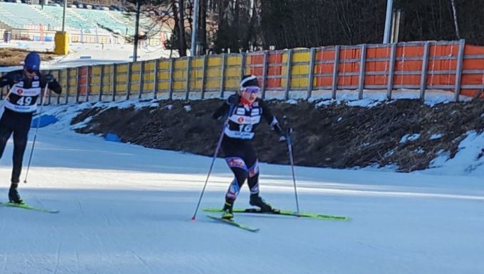 스키(크로스컨트리) 오르막을 오르며 힘겹게 질주하는 대회 장면