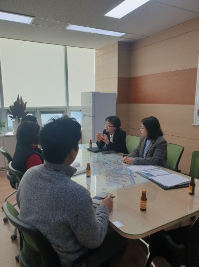 시 관계자가 고양교육지원청과 고등학생 원거리 통학 문제를 논의하고 있다.