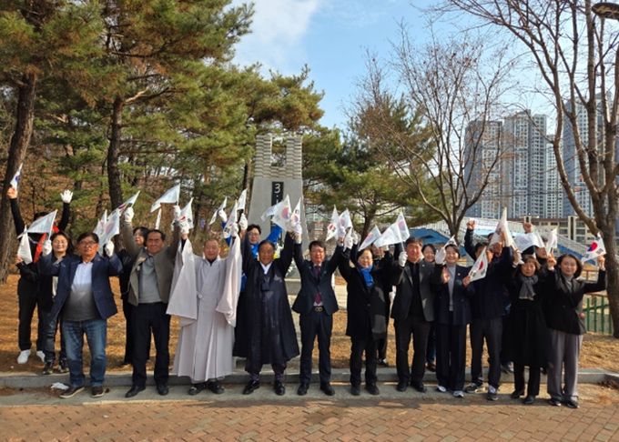 만세삼창 중인 참가자들