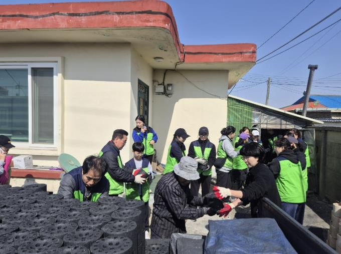 서부면·홍성군가족센터 봉사단, 연탄 300장 나눔 실천