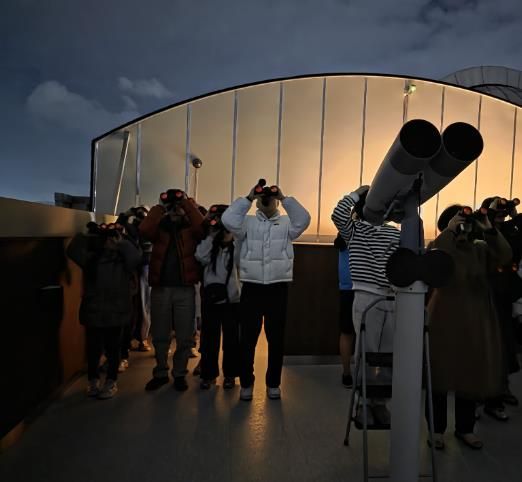 울산과학관에서 3일 열린 '개기월식 이야기' 참가자들이 개기월식을 관찰하고 있다.