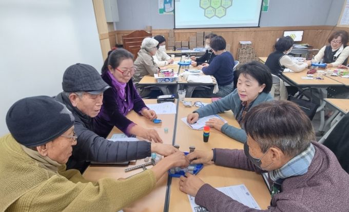 보성군, 445개 경로당에 어르신 보드게임 꾸러미 지원_어르신들과 함께 보드게임을 하고 있다