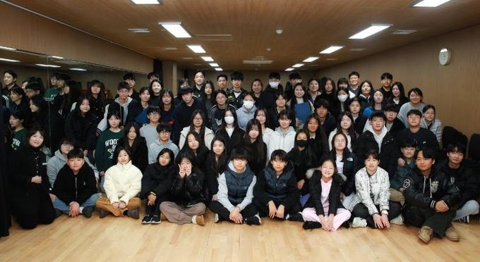 제7기 울산학생오케스트라 단원들이 2월 28일 울산학생교육문화회관에서 기념촬영을 하고 있다