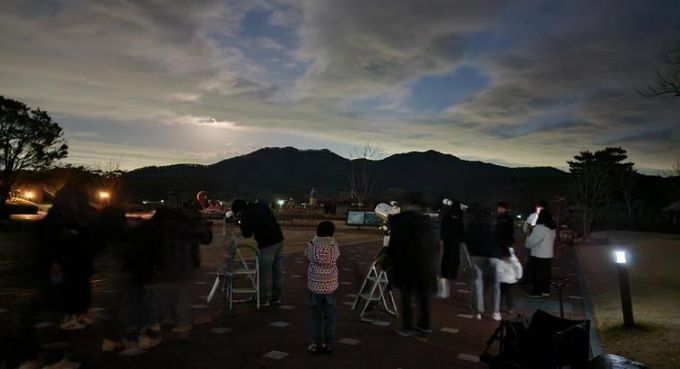 순천만천문대에서 참가자들이 천체망원경 관측 준비 과정을 살펴보며 별 관측 체험을 하고 있다