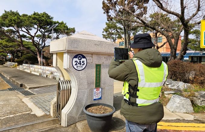 “이제 집 주소 잘 보여요” 장성군, 낡은 건물번호판 고친다